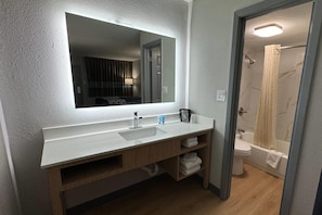 Combined shower/bathtub, free toiletries, towels