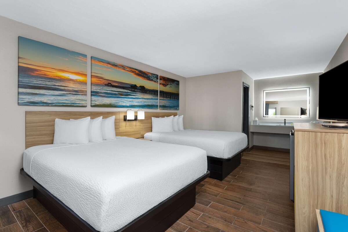 Quarto luxo, 2 camas Queen, para não fumantes | Escrivaninha, cortinas blackout, Wi-Fi de cortesia, roupa de cama