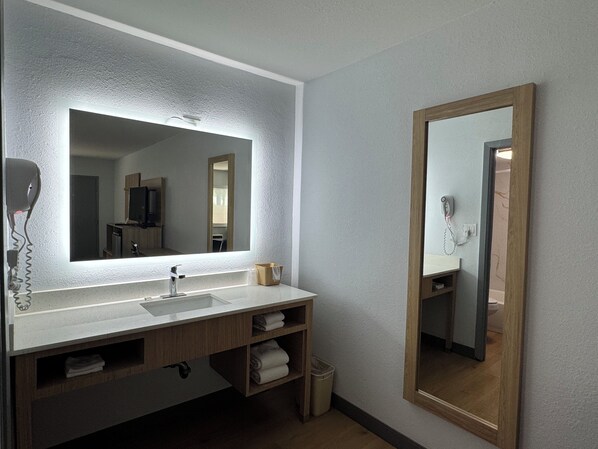 Chambre, 1 très grand lit, non-fumeur | Bureau, rideaux d’obscurcissement, accès au Wi-Fi (inclus)