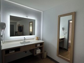 Escritorio, cortinas blackout, wifi gratis y ropa de cama 