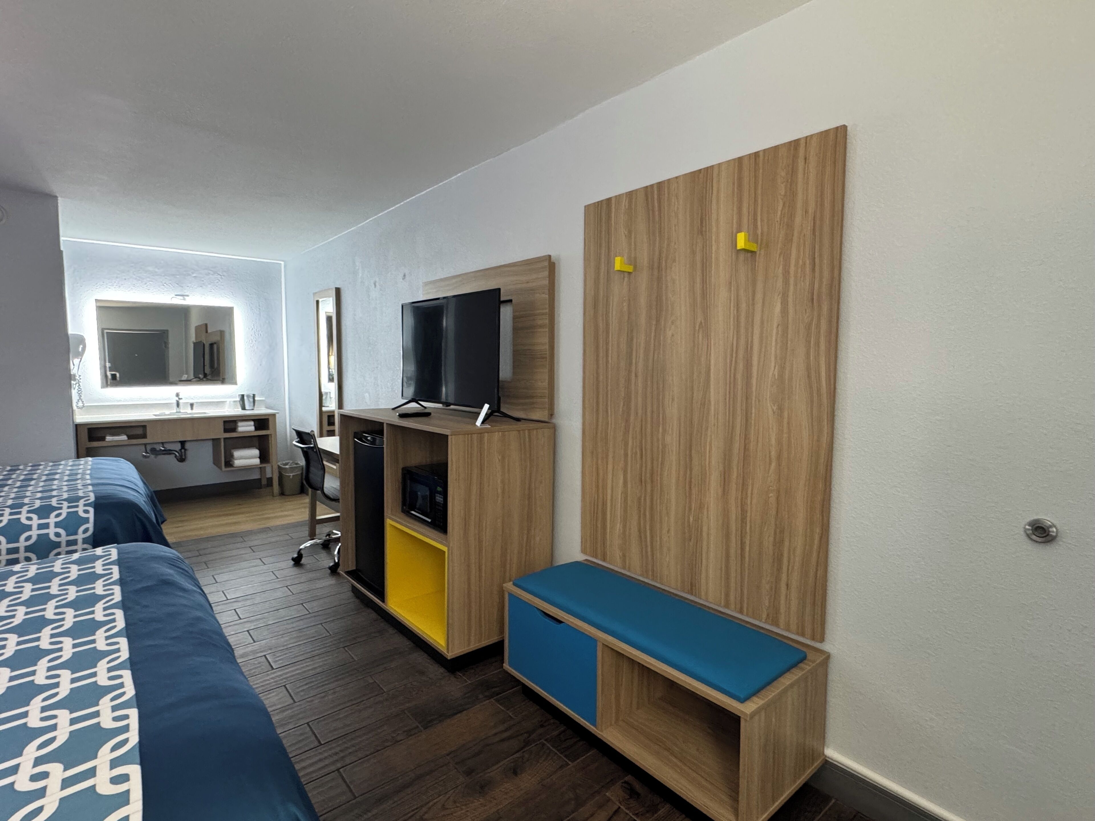 Phòng, 2 giường cỡ queen, không hút thuốc | Phòng tắm | Vòi sen/bồn tắm kết hợp, đồ dùng nhà tắm miễn phí, khăn tắm 