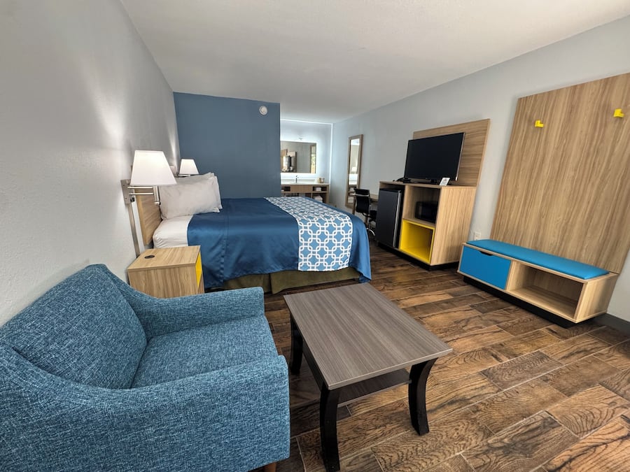 Room, 1 King Bed, Non Smoking | Desk, blackout curtains, free WiFi, bed sheets