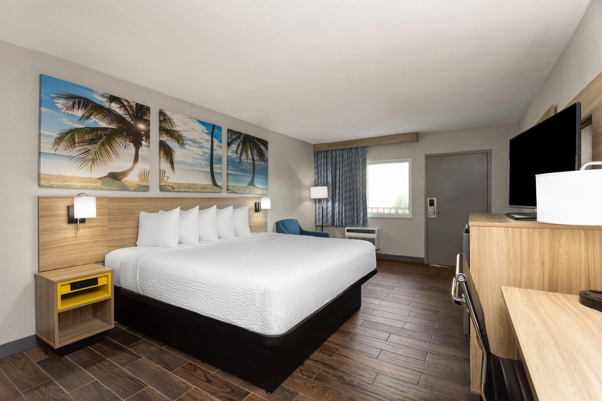 Quarto luxo, 1 cama King, para não fumantes | Escrivaninha, cortinas blackout, Wi-Fi de cortesia, roupa de cama