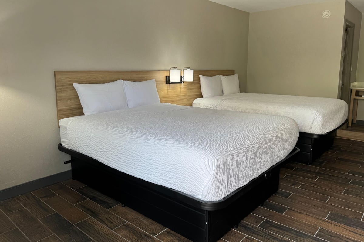 Escritorio, cortinas blackout, wifi gratis y ropa de cama