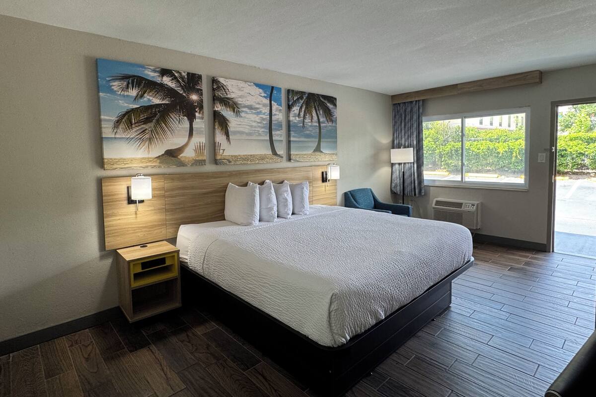 Deluxe Room, 1 King Bed, Non Smoking | Desk, blackout drapes, WiFi (free), bed sheets