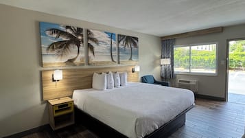 Deluxe Room, 1 King Bed, Non Smoking | Desk, blackout curtains, free WiFi, bed sheets