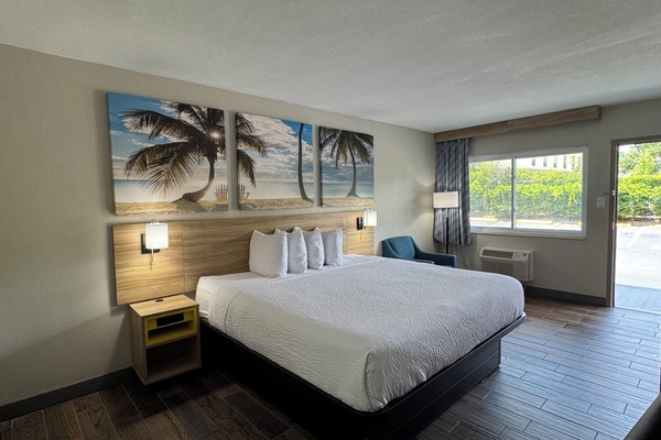 Deluxe Room, 1 King Bed, Non Smoking | Desk, blackout drapes, WiFi (free), bed sheets