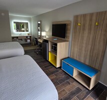 Escritorio, cortinas blackout, wifi gratis y ropa de cama 