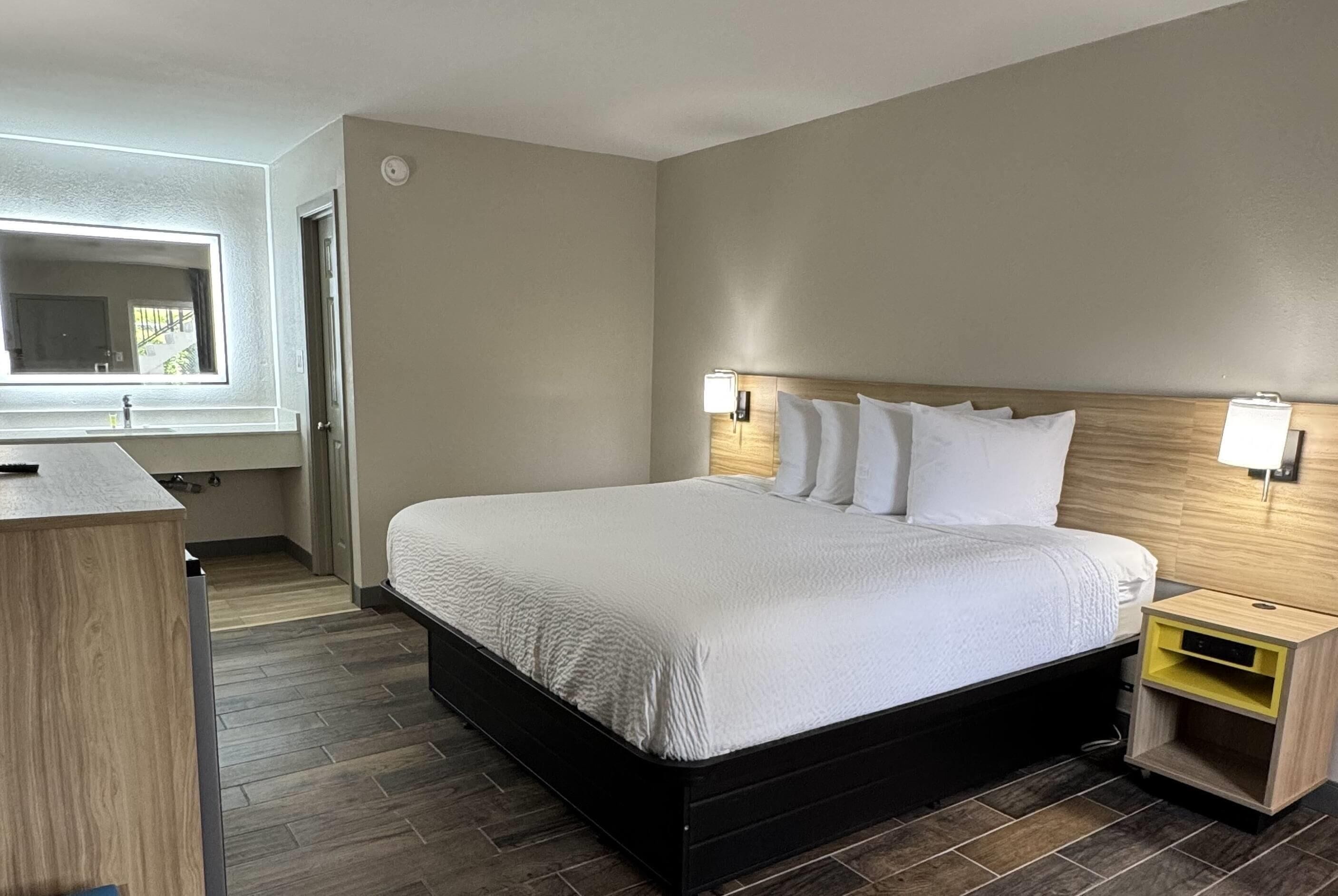Quarto luxo, 1 cama King, para não fumantes | Escrivaninha, cortinas blackout, Wi-Fi de cortesia, roupa de cama