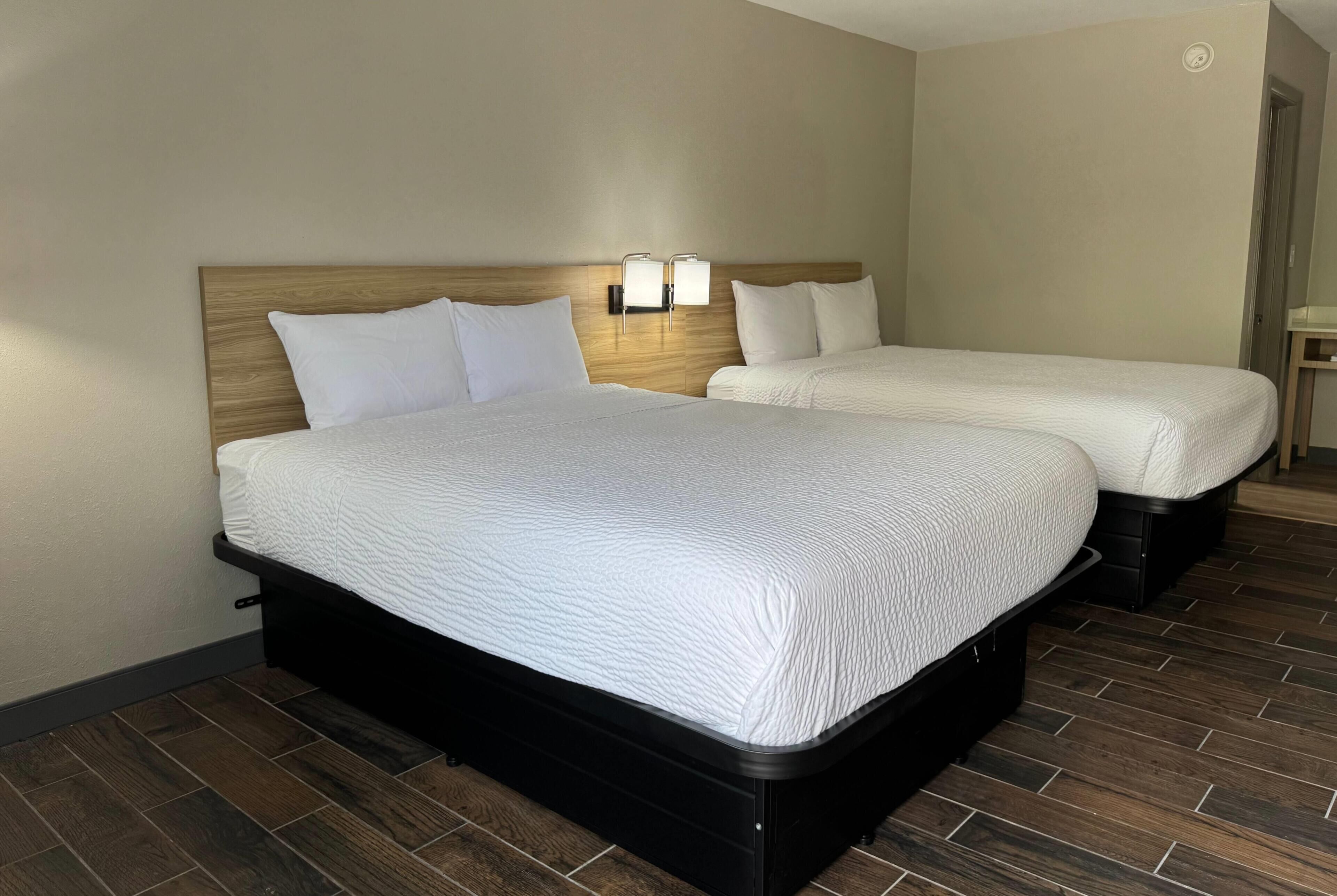 Quarto luxo, 2 camas Queen, para não fumantes | Escrivaninha, cortinas blackout, Wi-Fi de cortesia, roupa de cama