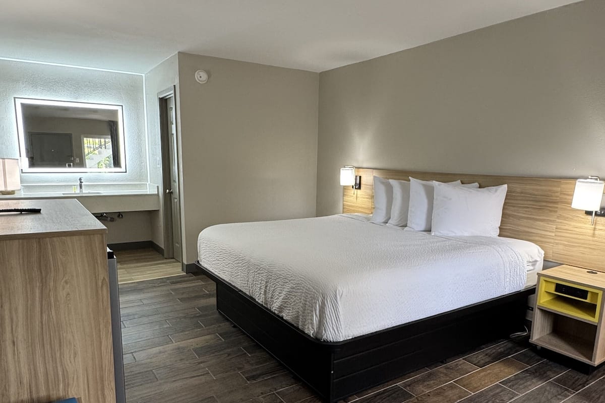 Chambre Deluxe, 1 très grand lit, non-fumeurs | 1 chambre, bureau, rideaux occultants, Wi-Fi gratuit