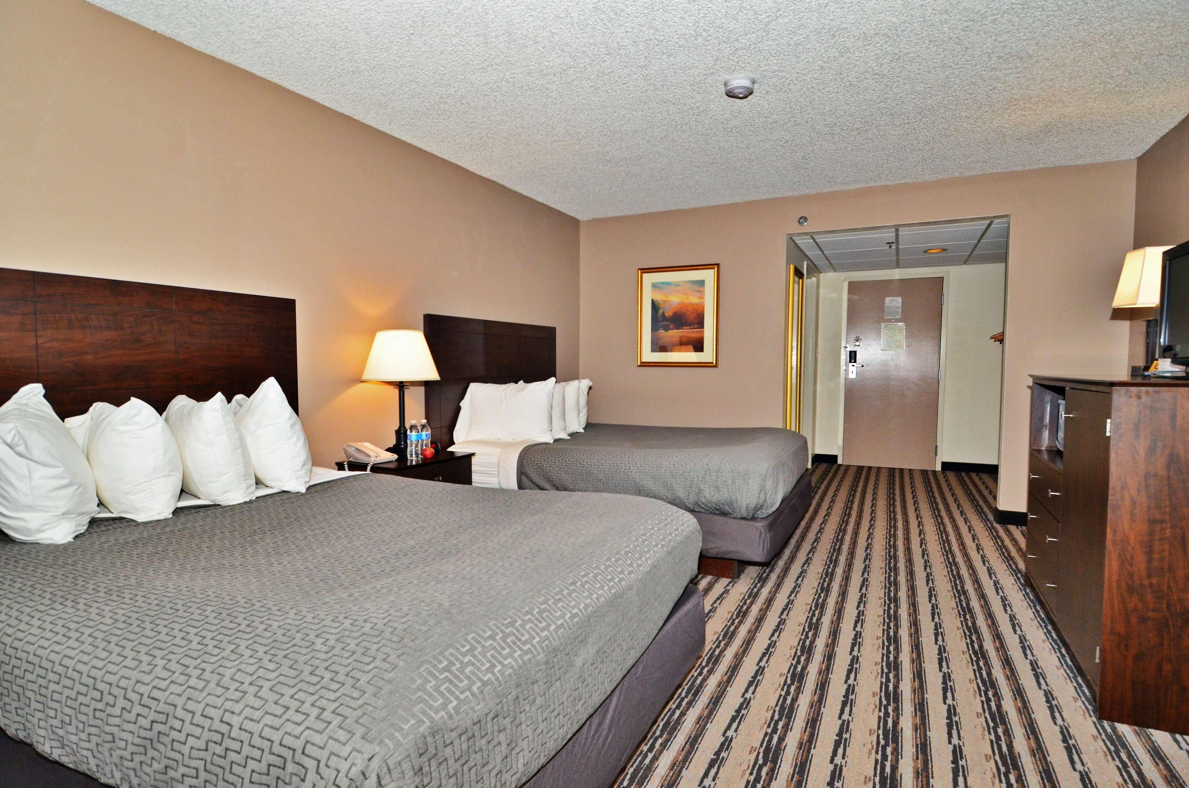 Premium bedding, in-room safe, laptop workspace, blackout drapes