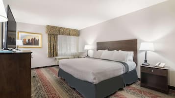 Ropa de cama de alta calidad y caja de seguridad en la habitación