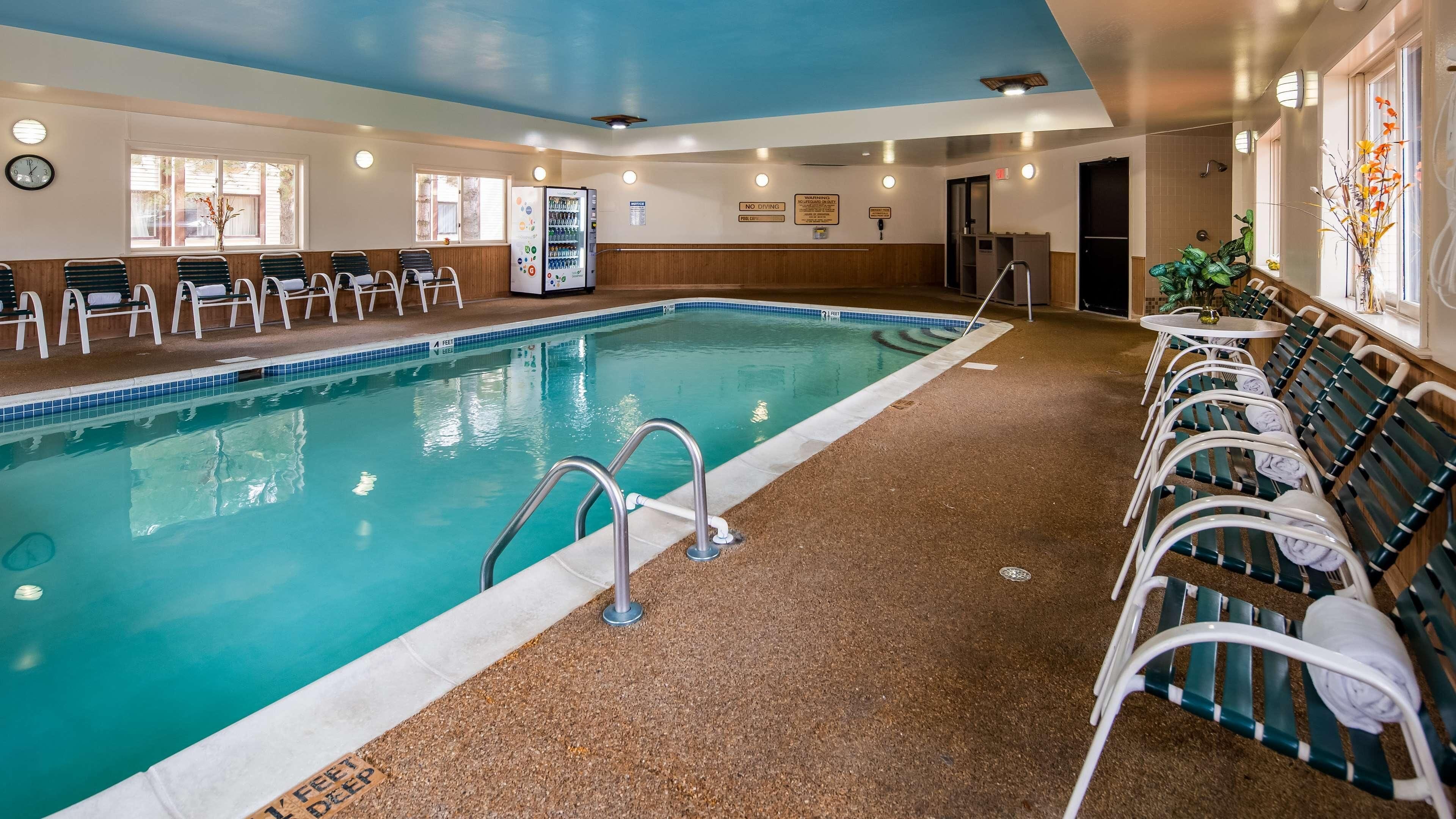 室内游泳池，日光浴躺椅