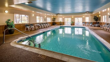 Sisäuima-allas, aurinkotuoleja