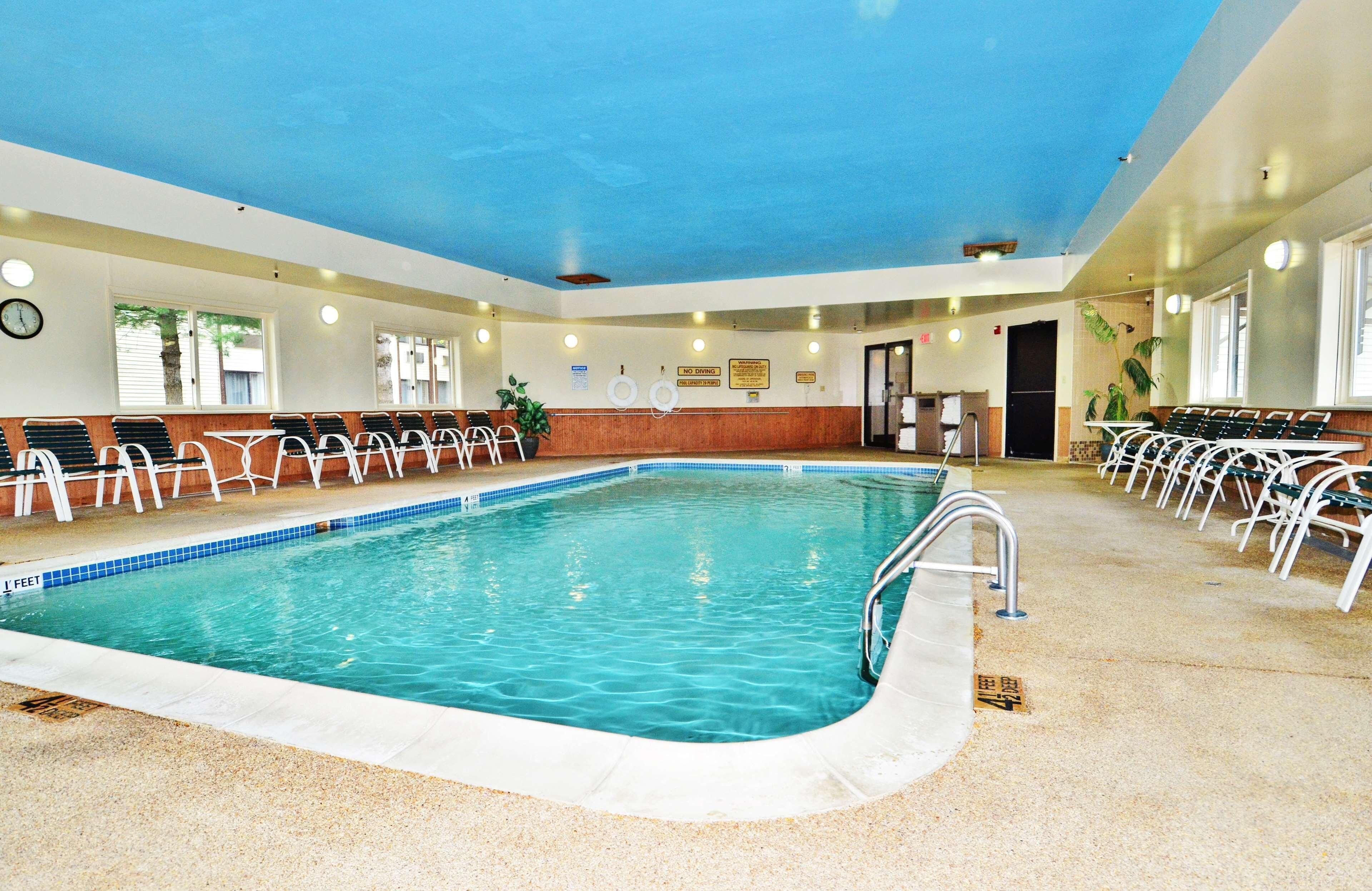 Indoor pool, pool loungers