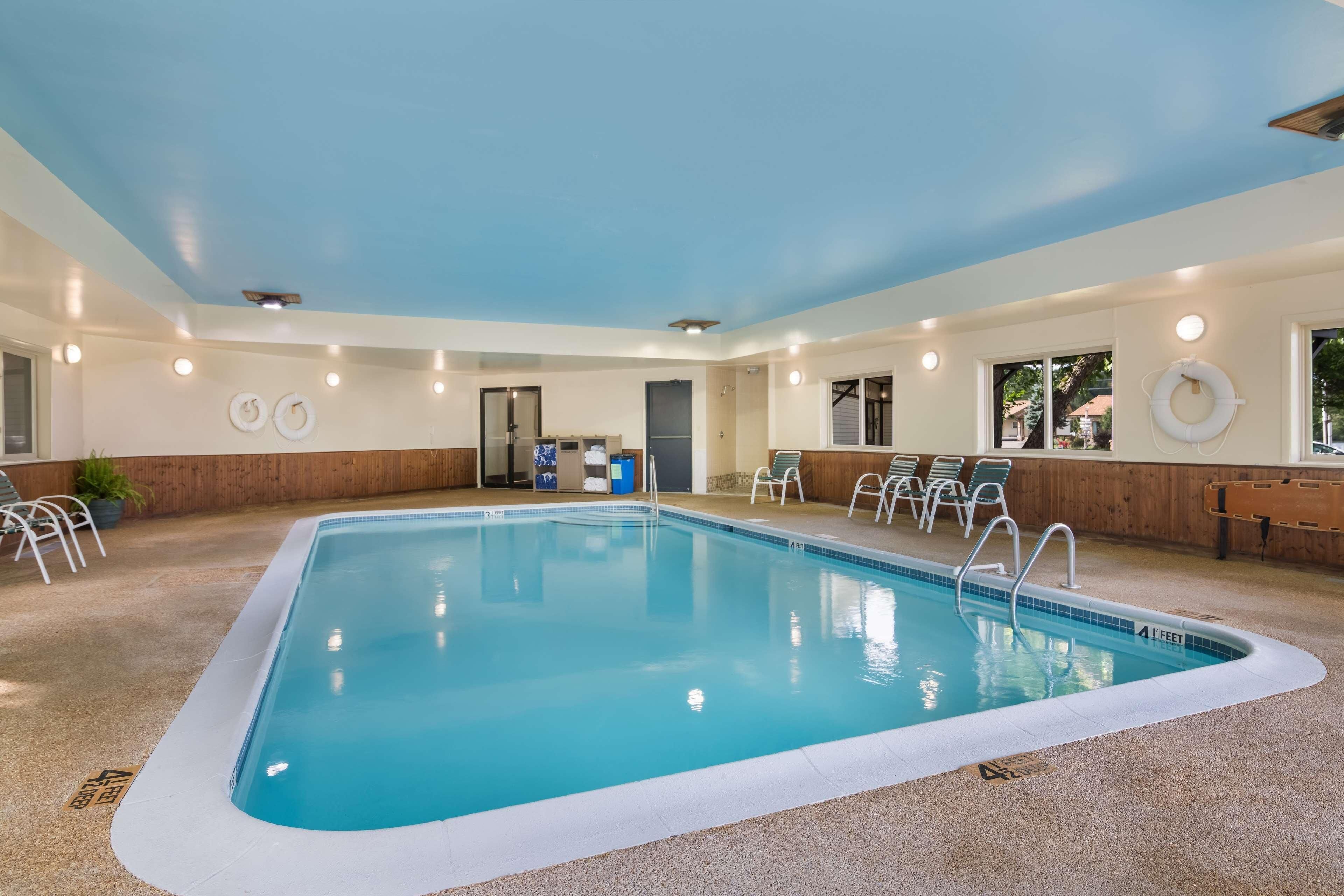 Indoor pool, pool loungers