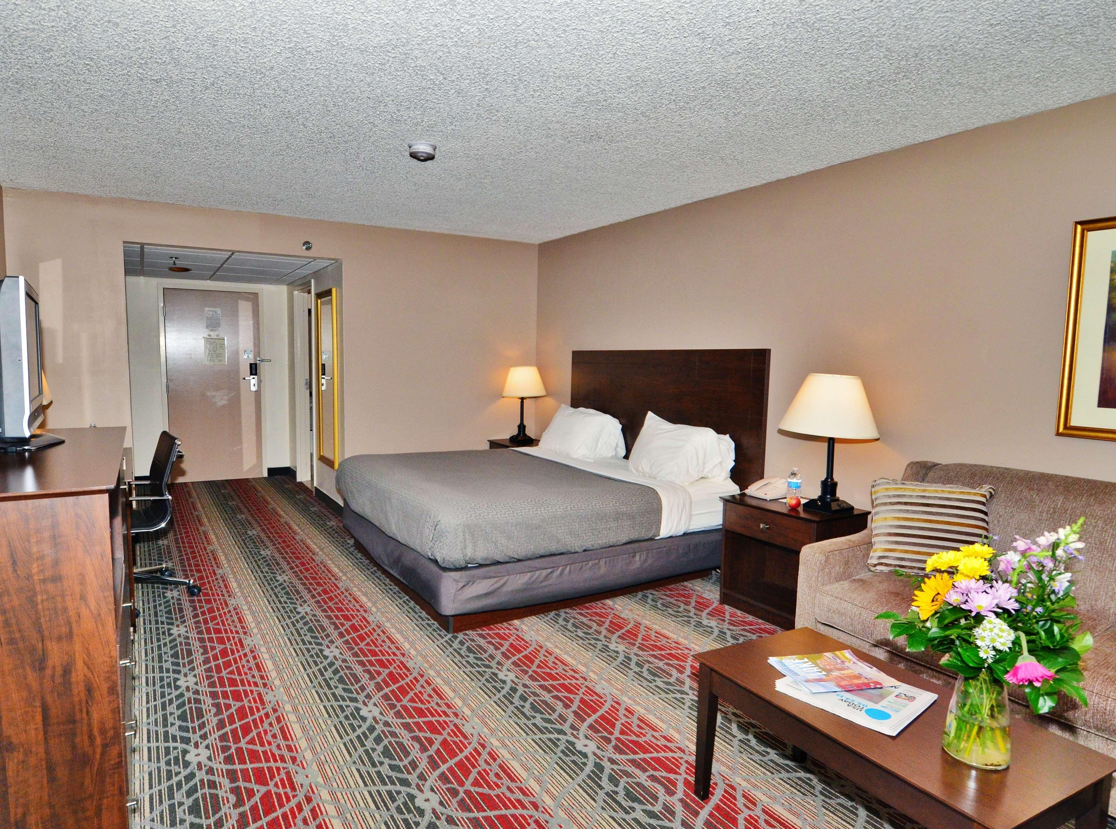 Premium bedding, in-room safe, laptop workspace, blackout curtains