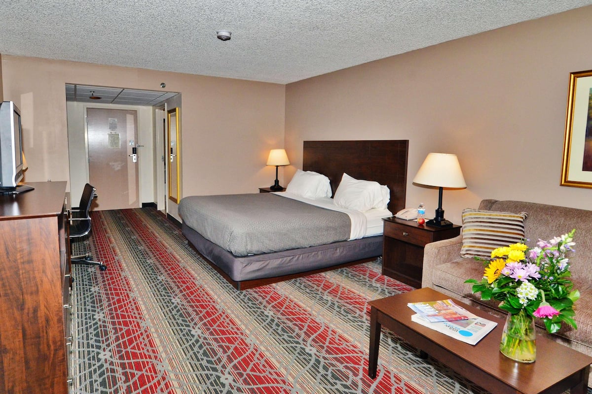 Premium bedding, in-room safe, laptop workspace, blackout curtains