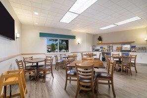 Free daily continental breakfast - Mountain Lake Inn (Saranac Lake)