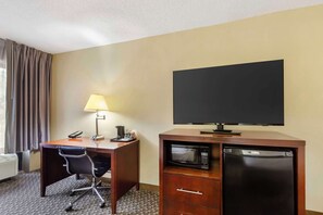 Standaard kamer, 2 queensize bedden, niet-roken | Een kluis op de kamer, een bureau, een strijkplank/strijkijzer