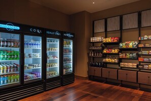 2 restaurants; breakfast, lunch and dinner served  - Kansas City Marriott Downtown (Kansas City)