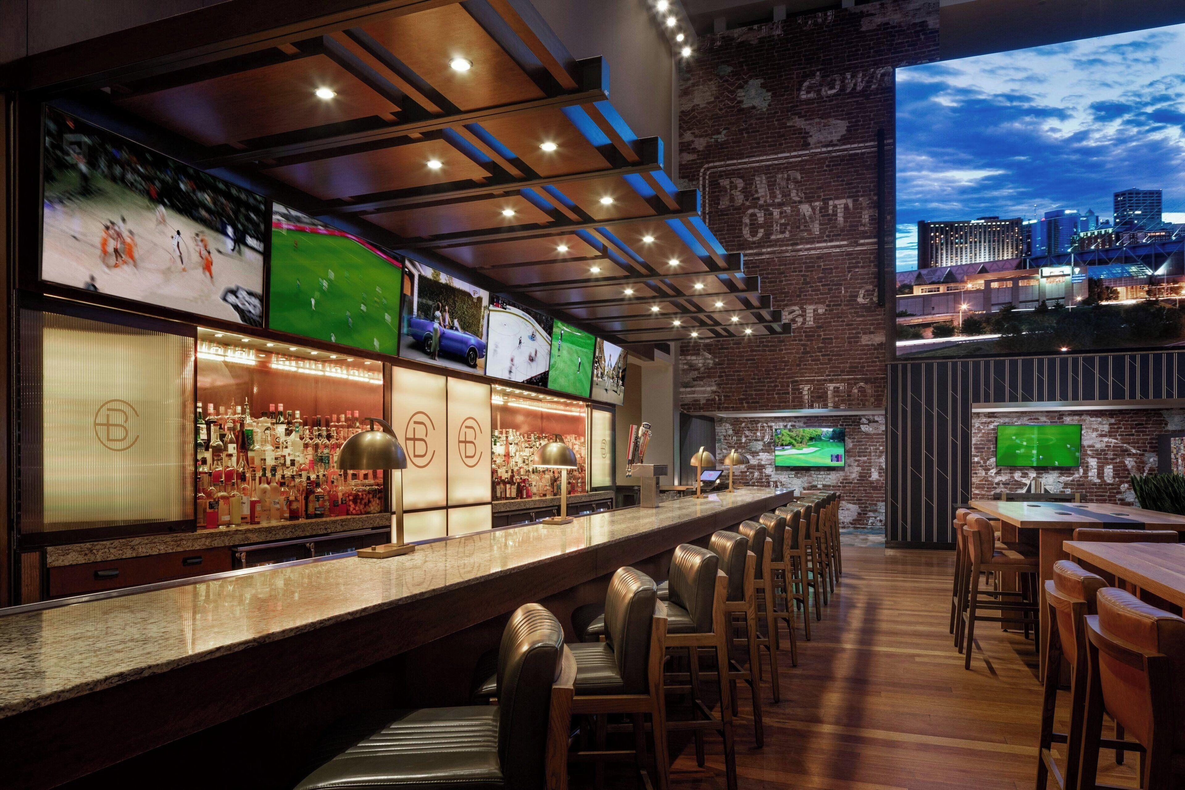 2 restaurantes; se sirven desayunos, almuerzos y cocina americana 