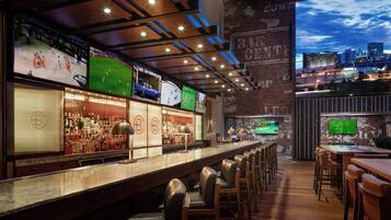 2 restaurantes; se sirve desayuno, almuerzo y cena; cocina americana