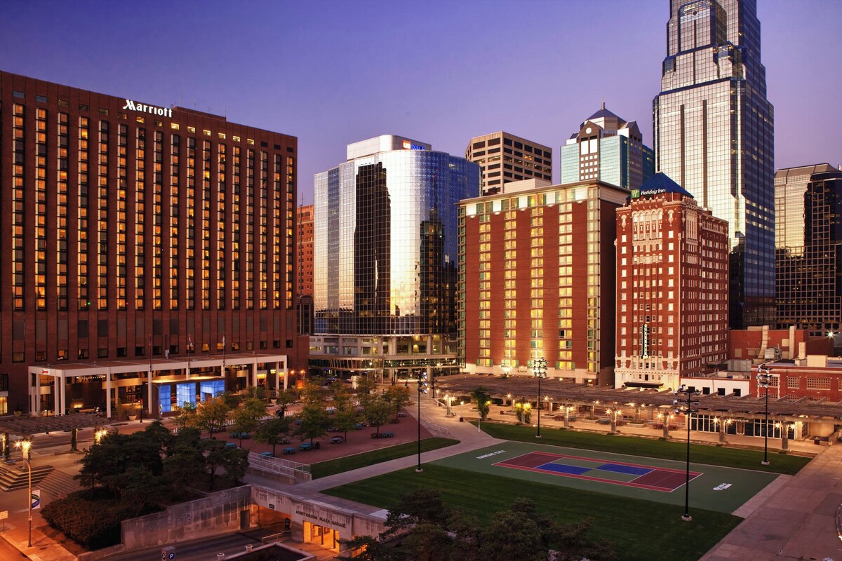 Kansas City Marriott Downtown, reliable full-service hotel near Arrowhead Stadium