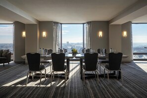 Premium bedding, down duvets, pillow-top beds, in-room safe - Kansas City Marriott Downtown (Kansas City)