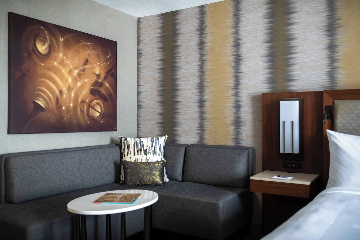 Luxe beddengoed, donsdekens, pillowtop-bedden, een kluis op de kamer
