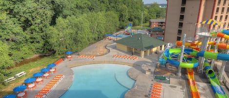 Una piscina al aire libre de temporada, una piscina climatizada