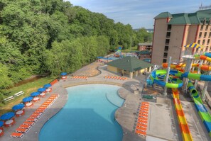 Una piscina al aire libre de temporada, una piscina climatizada