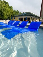 Piscina interna, piscina externa sazonal, barracas, guarda-sóis