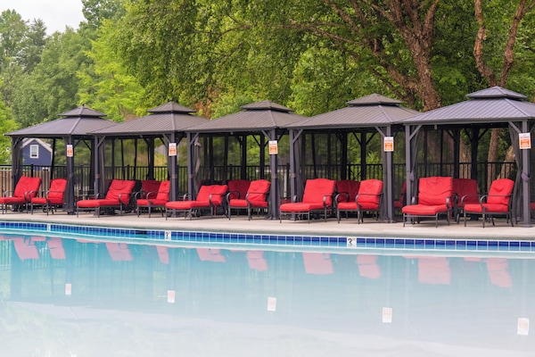 Una piscina cubierta, una piscina al aire libre de temporada