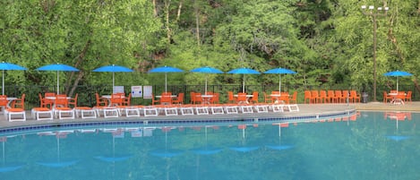 Piscina interna, piscina externa sazonal, barracas, guarda-sóis