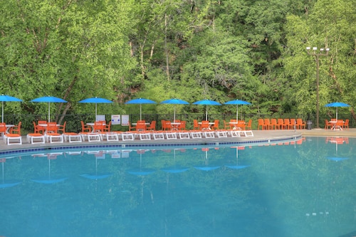 Country Cascades Waterpark Resort