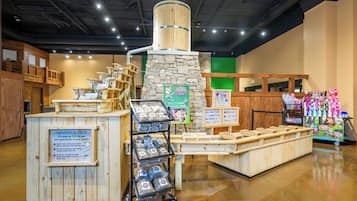Una tienda temática de minería con exhibidores de madera, un pilar de piedra y un letrero para lavado de oro.