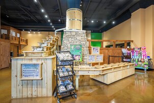 Una tienda temática de minería con exhibidores de madera, un pilar de piedra y un letrero para lavado de oro.
