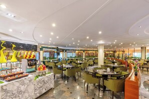 3 restaurants, breakfast, lunch, dinner served; Fusion cuisine 