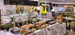 Daily buffet breakfast (CNY 115 per person)