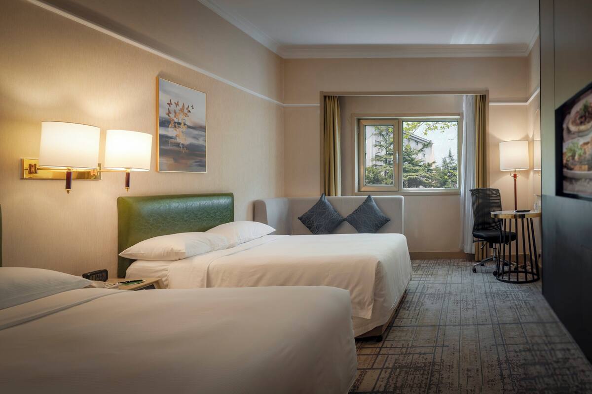 Premium bedding, down comforters, minibar, in-room safe