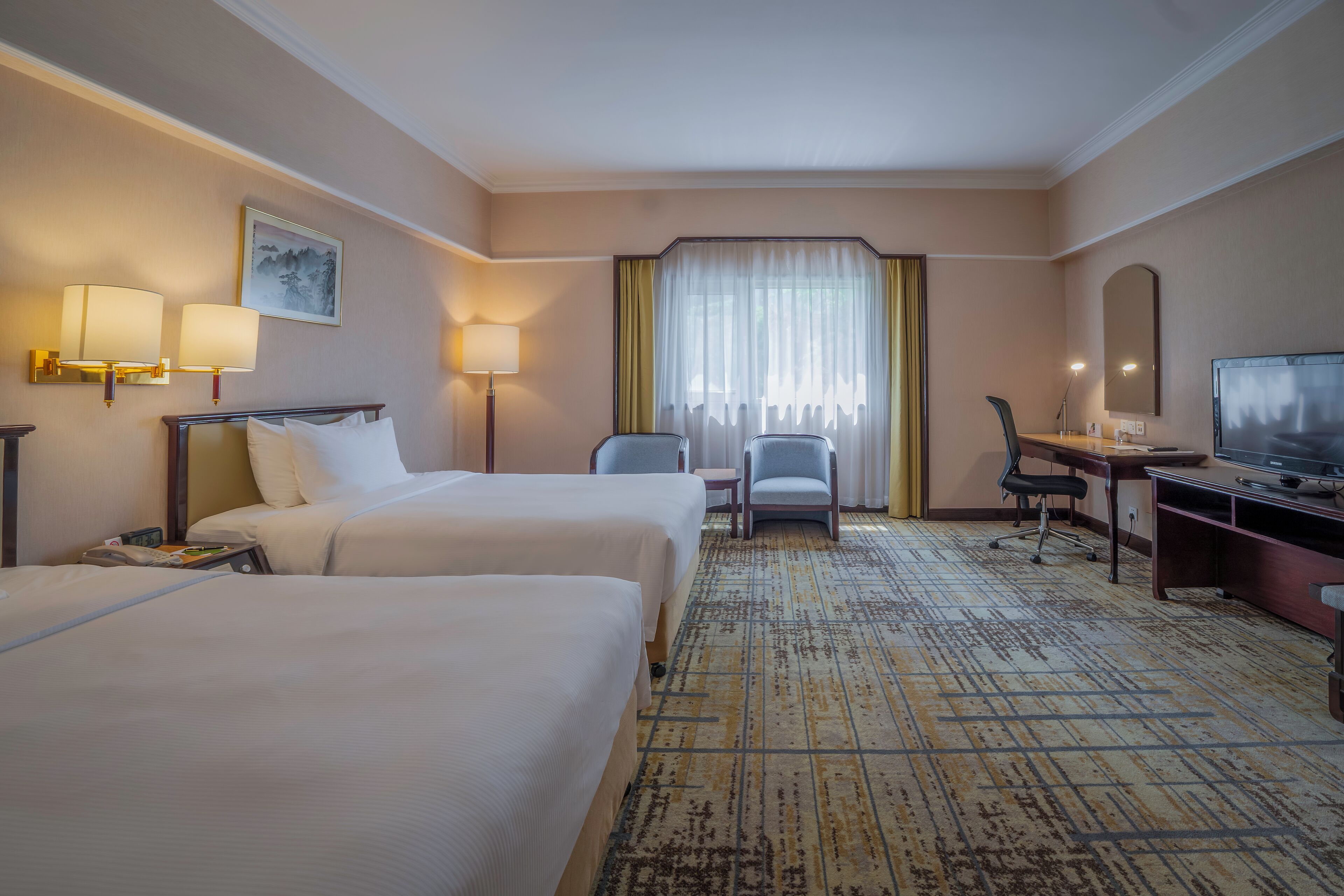 Premium bedding, down comforters, minibar, in-room safe