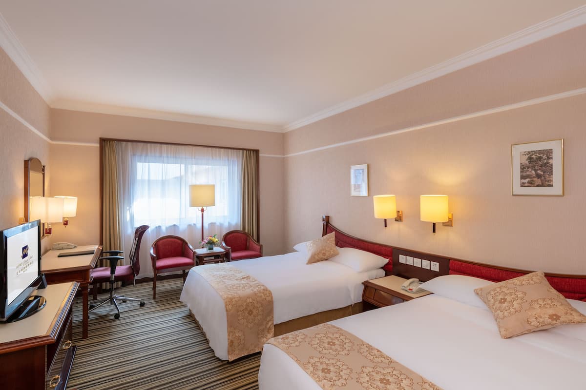 Premium bedding, down duvets, minibar, in-room safe