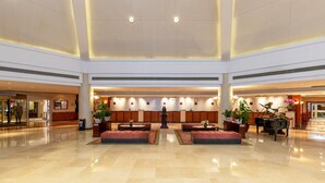 Eine großzügige Lobby mit einem Flügel, bequemen Sitzgelegenheiten und einer Springbrunnen-Zentrale.
