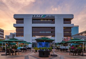 3 restaurants, breakfast, lunch, dinner served; Fusion cuisine