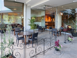 2 restaurants, dinner served, Japanese cuisine