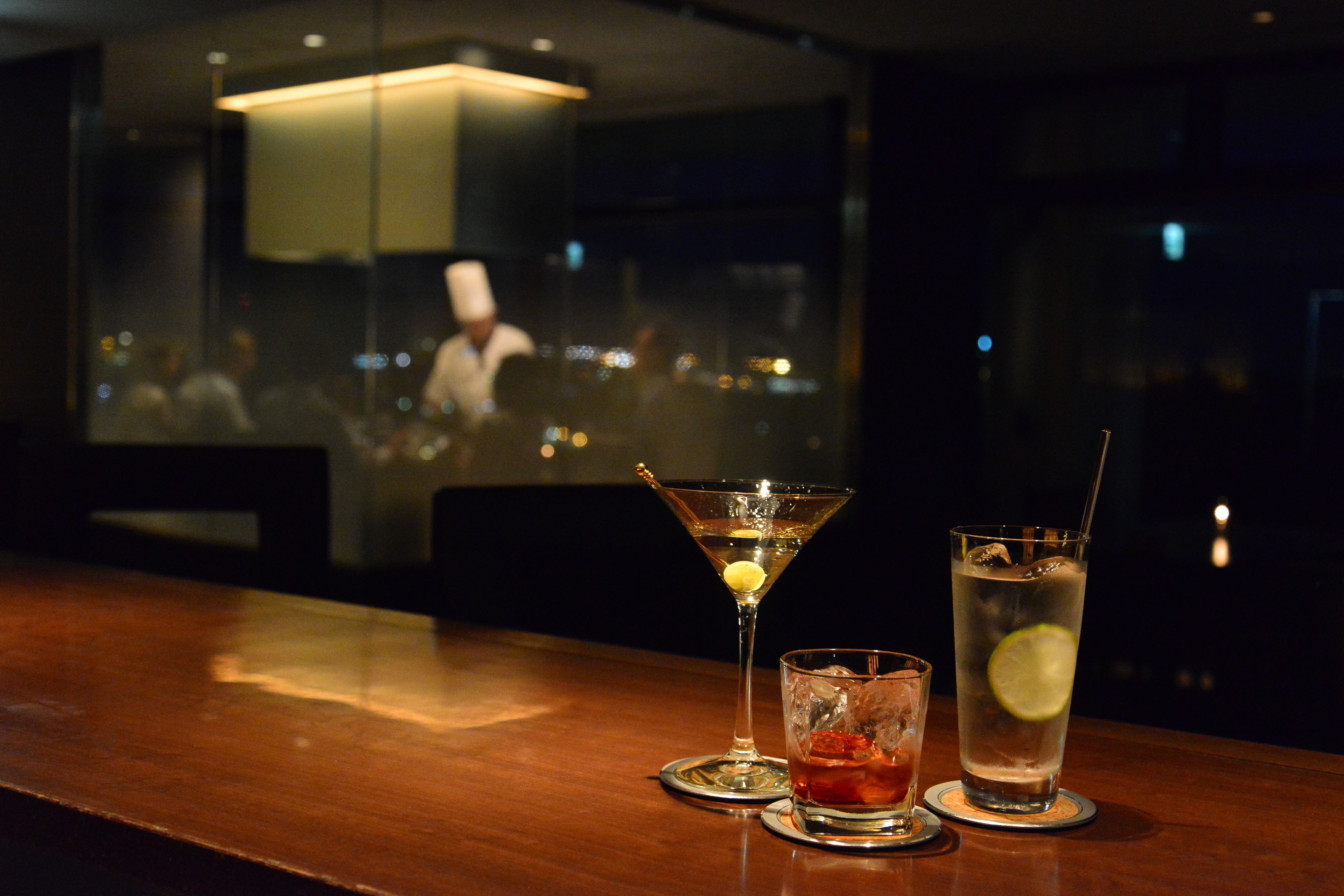 En bar med tre drinkar: en martini, en whisky och en läsk.