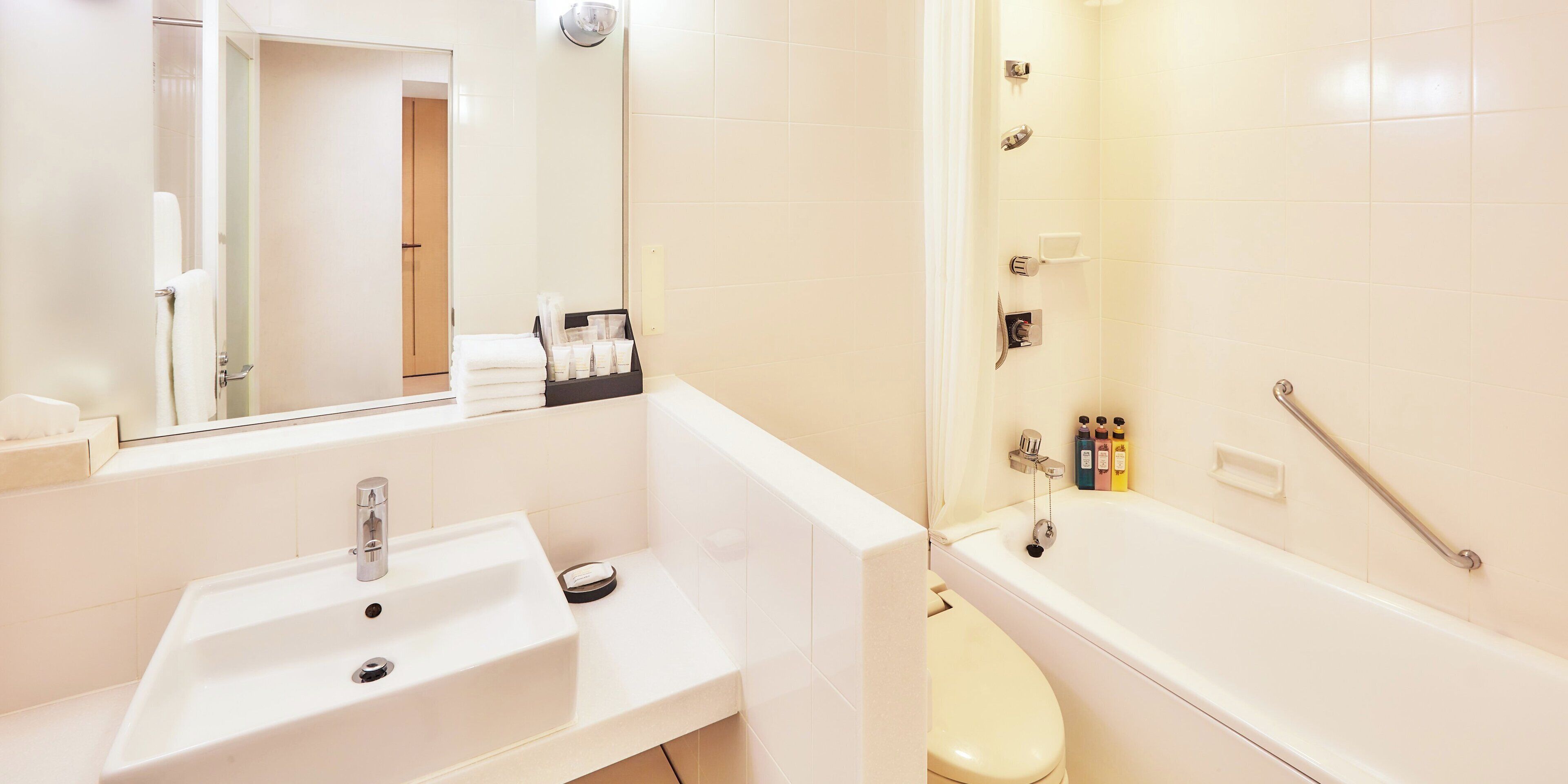 Ein Badezimmer mit Waschbecken, Toilette und Badewanne.