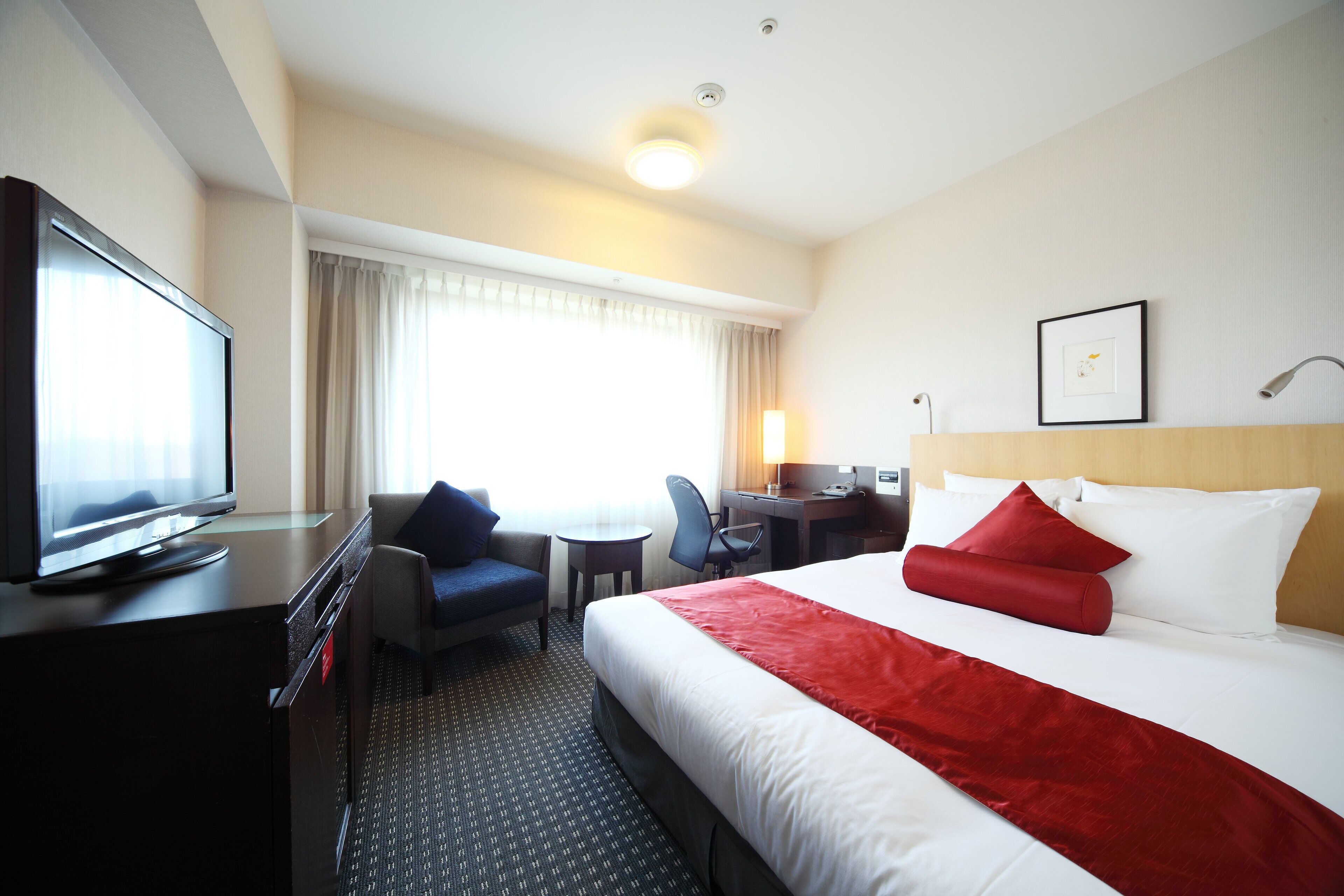 Roba de llit d'alta qualitat, cobrellits i caixa forta a l'habitació 